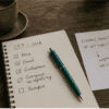 Чеклист полей Contact Form 7 на столе в кафе